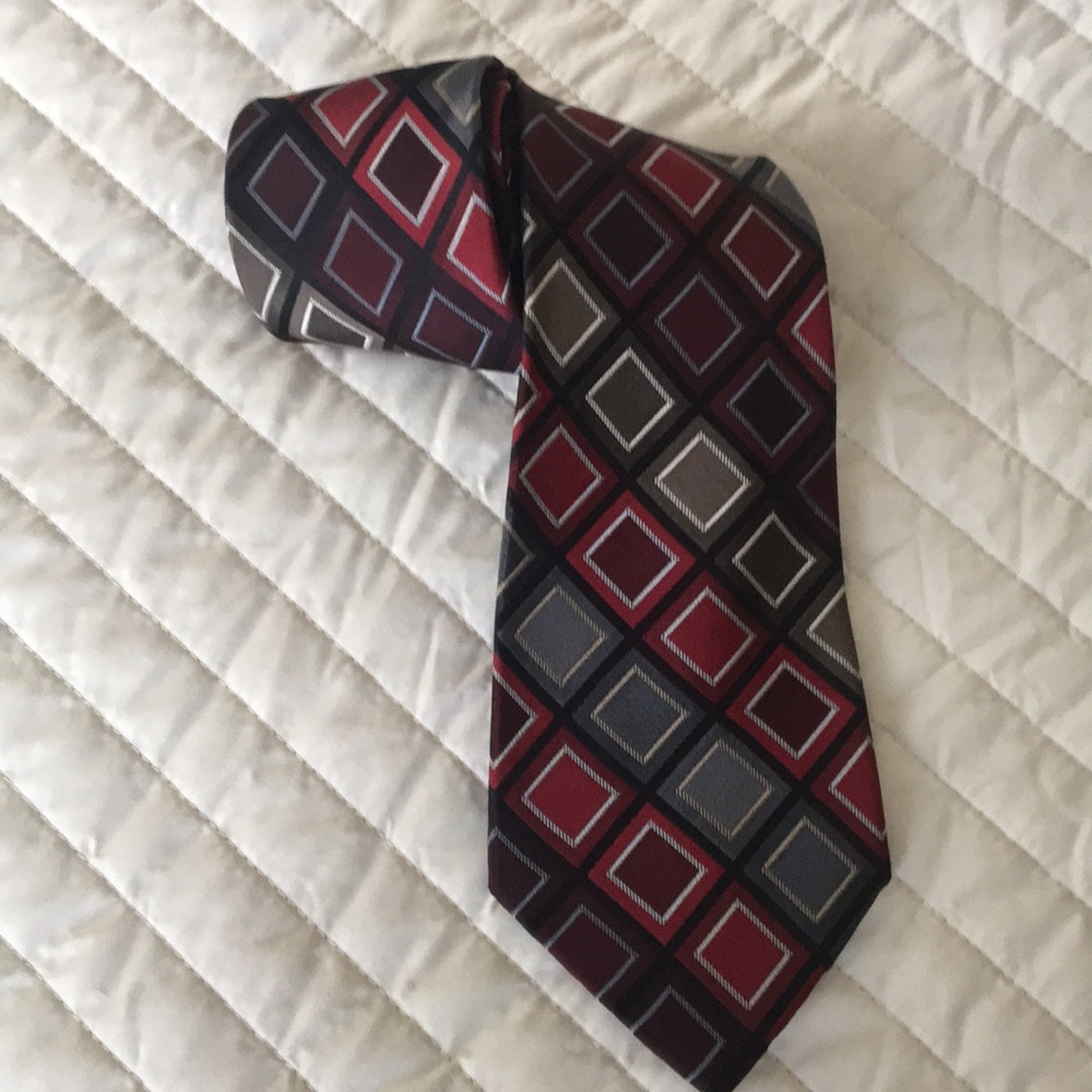 Arrow Men’s Tie diamond pattern in red, brown